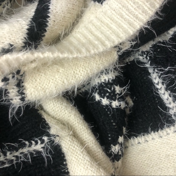 BKE Boutique Fuzzy White & Black Aztec Sweater XL - Picture 11 of 12